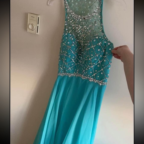 Prom dress - Picture 1 of 4